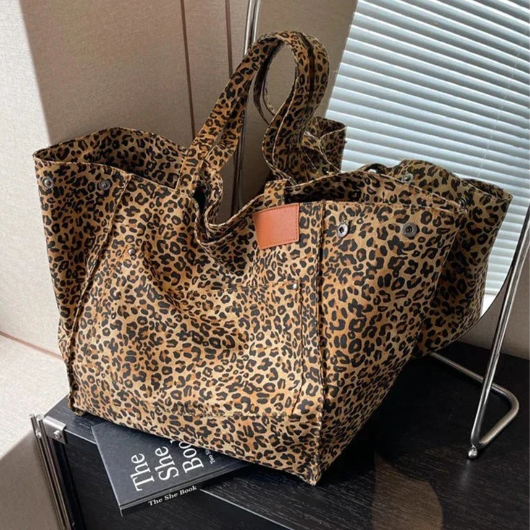 Leopard print women's handbag. Chic animal print shoulder bag for everyday style, a versatile fashion accessory.
