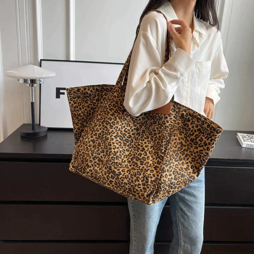 Versatile women's leopard print handbag. Chic animal print shoulder bag, perfect for everyday fashion accessory.