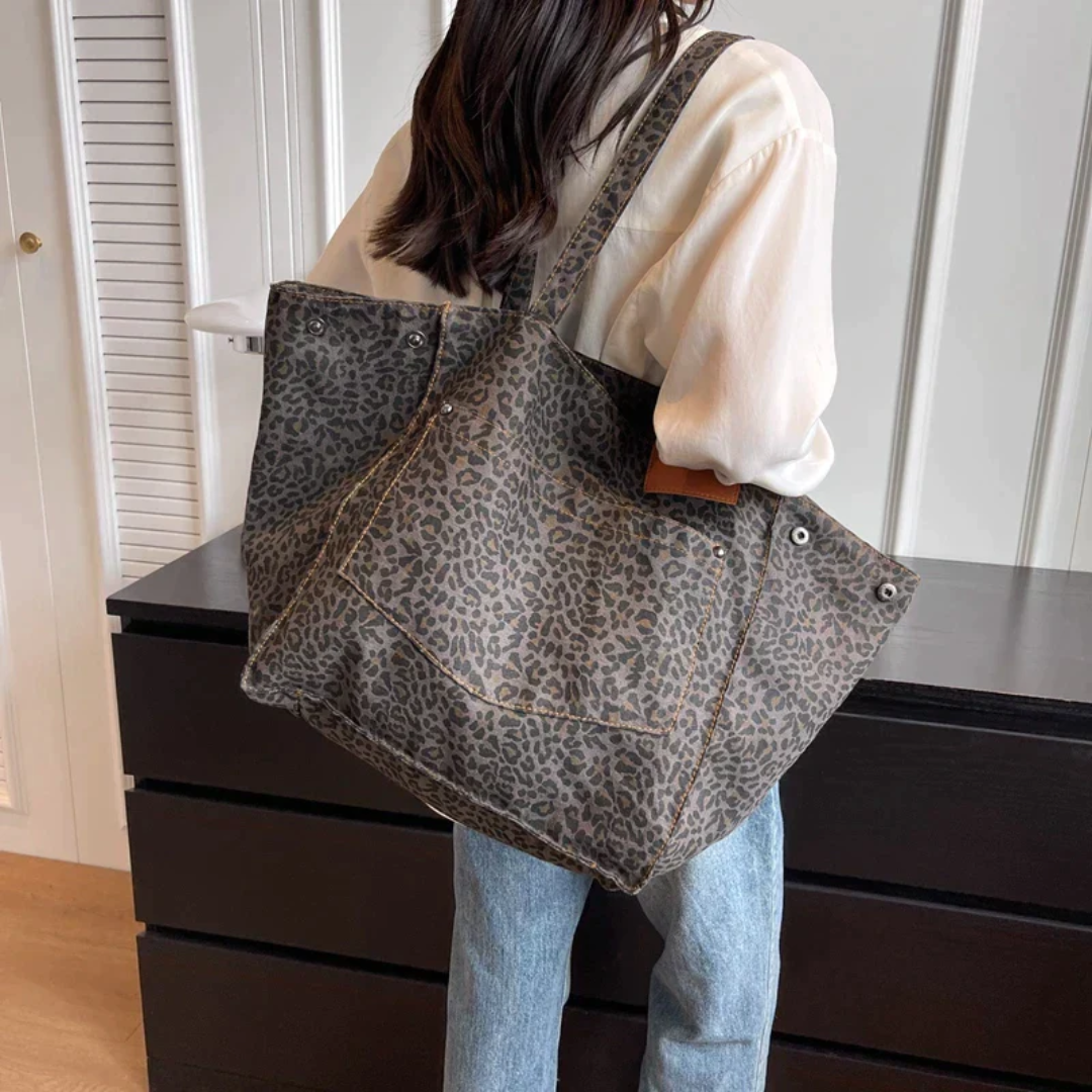 Stylish everyday leopard print handbag for women. Chic animal print shoulder bag, a must-have fashion accessory.