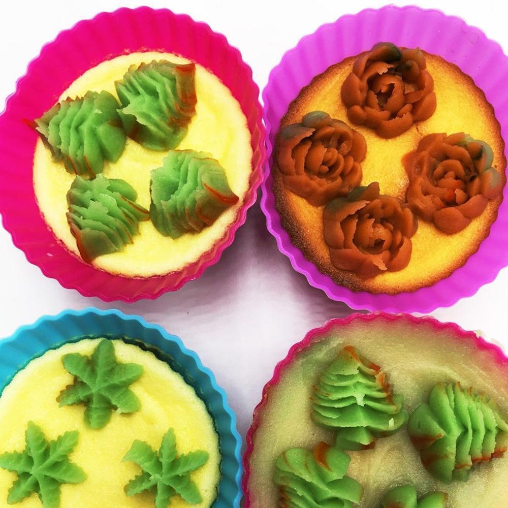 Christmas cookie decorating kit with various nozzle tips