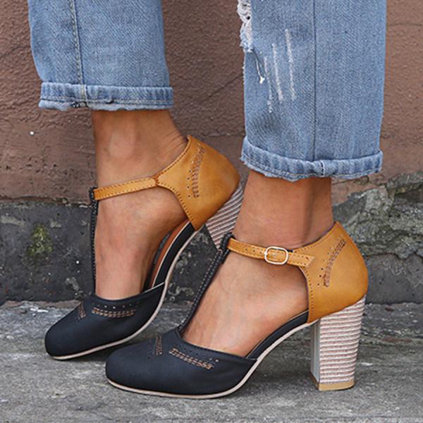 Elegant black Mary Jane shoes featuring a chunky heel, a classic and versatile footwear choice