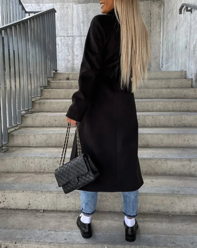 Chic women's long sleeve trench coat, an essential piece for elegant and stylish fall and winter.