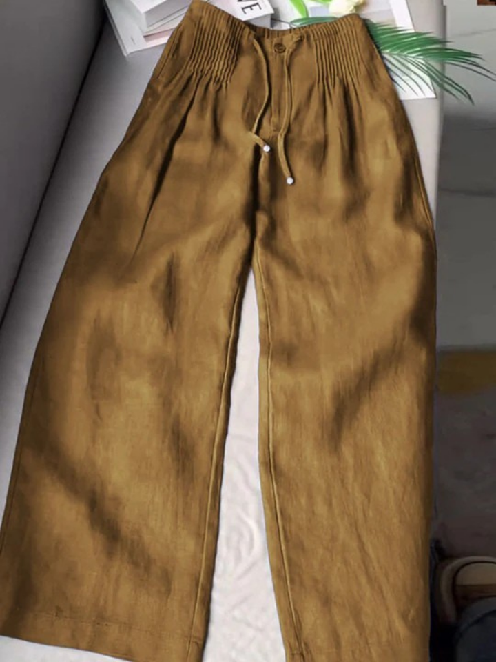 Stylish women's wide-leg pants in a flowy fabric, perfect for casual spring/summer everyday wear.