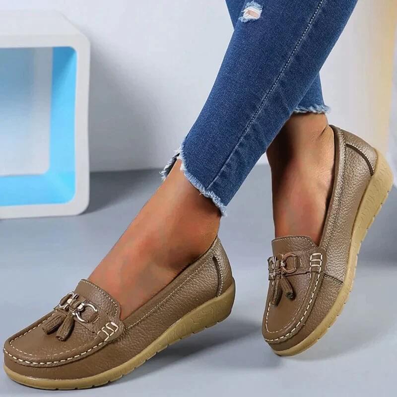 Classic black women's loafers, combining elegant style with orthopedic comfort for daily activities.