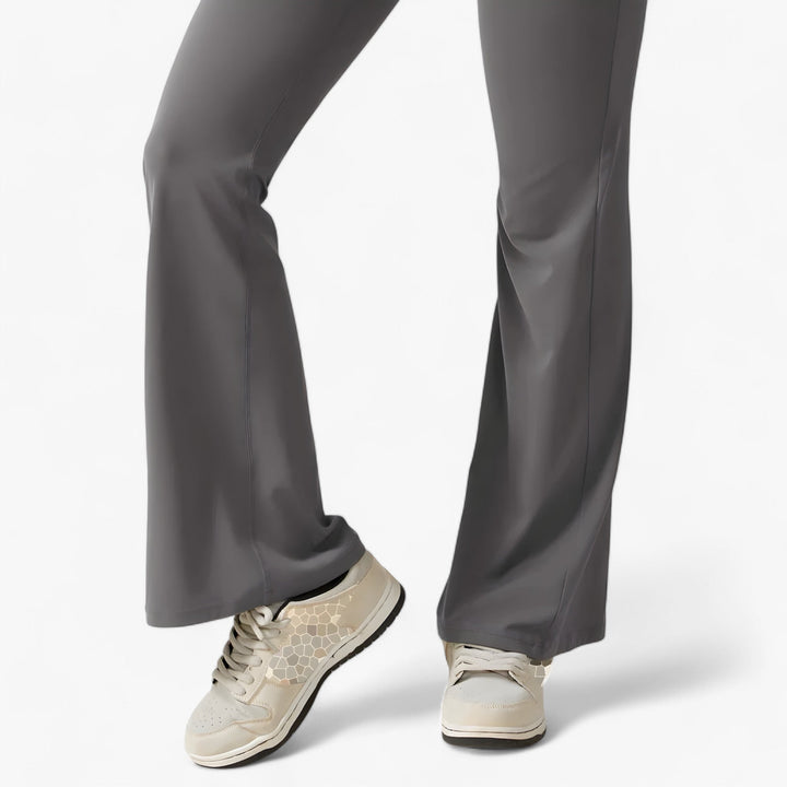 Lightweight women's jumpsuit, perfect for comfortable warm-weather wear.