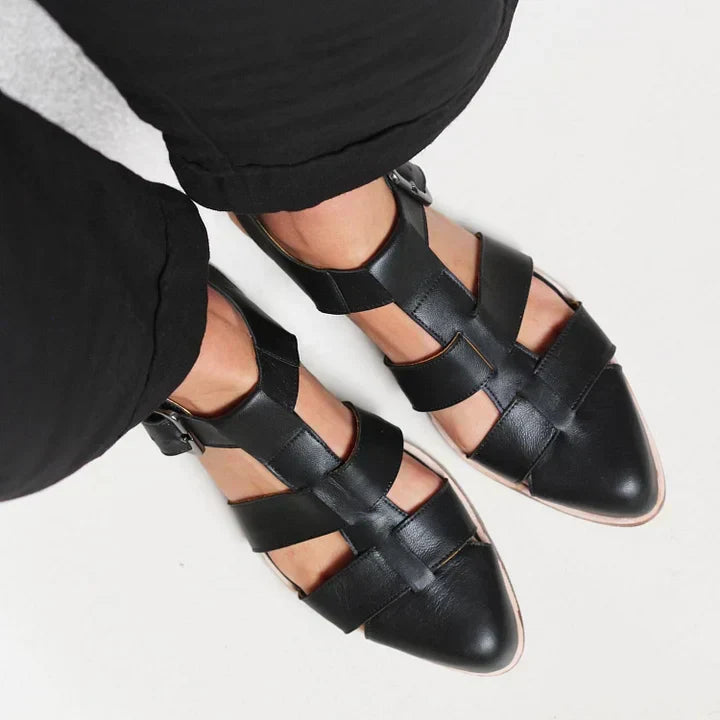 Black women's flat sandals, ideal casual footwear with a stable sole and adjustable straps for comfortable daily walking.