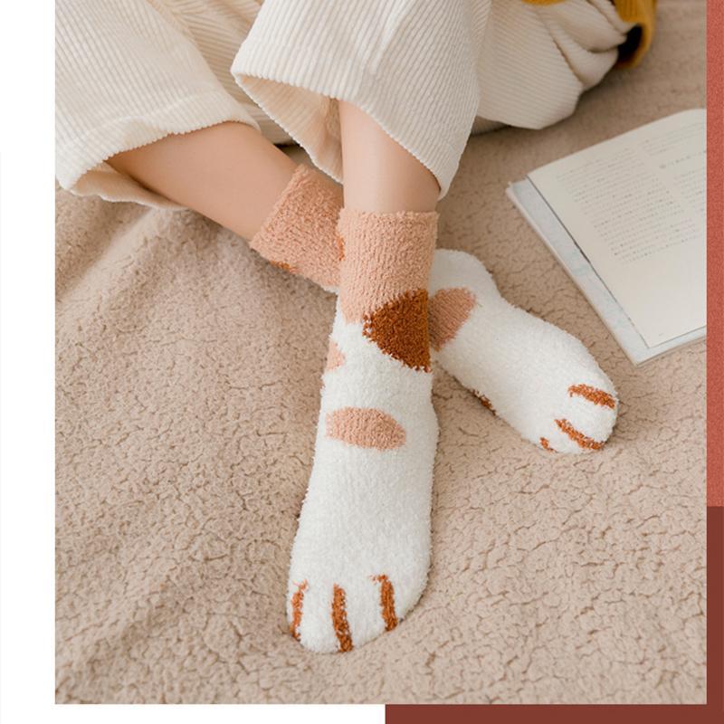 Cute women's cat paw print ankle socks, ideal for cozying up in winter, made from comfortable cotton