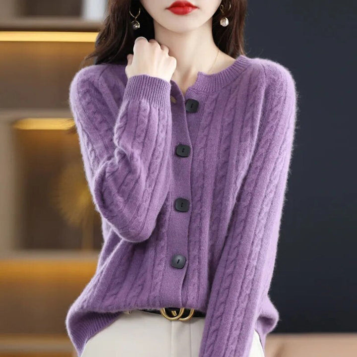 Women's knitwear: a cozy, button-up cardigan offering a relaxed fit and stylish winter fashion.