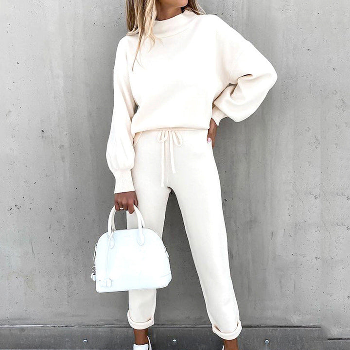Close-up of the soft texture of the women's cozy loungewear tracksuit, highlighting the quality fabric.