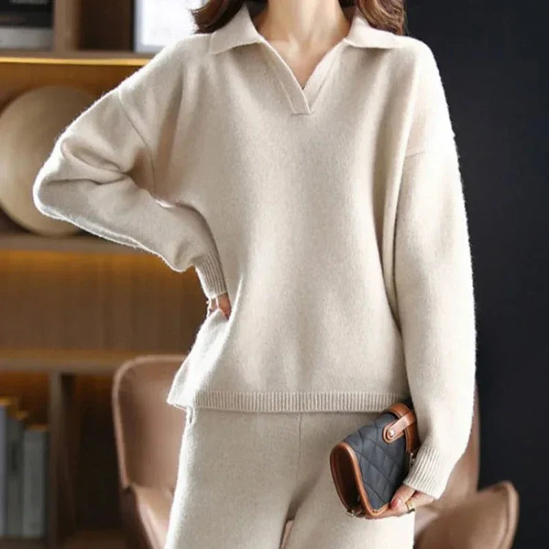 Comfortable women's winter lounge set featuring a soft top and pants, perfect for relaxing