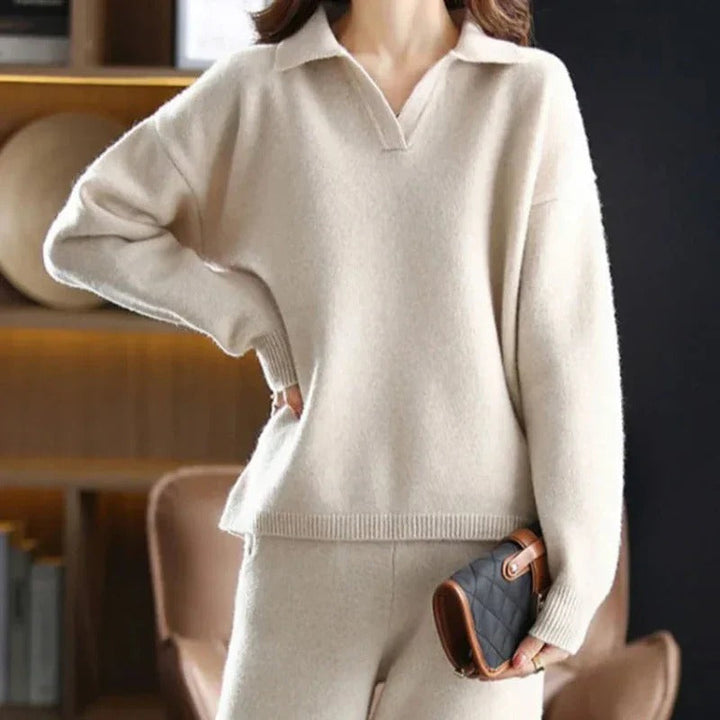 Comfortable women's winter lounge set featuring a soft top and pants, perfect for relaxing