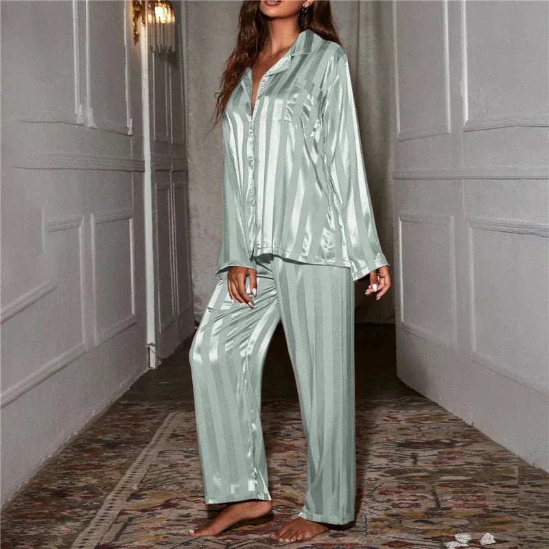 Soft women's pajama set, ideal for comfortable lounging and elegant nightwear. Relaxed fit.