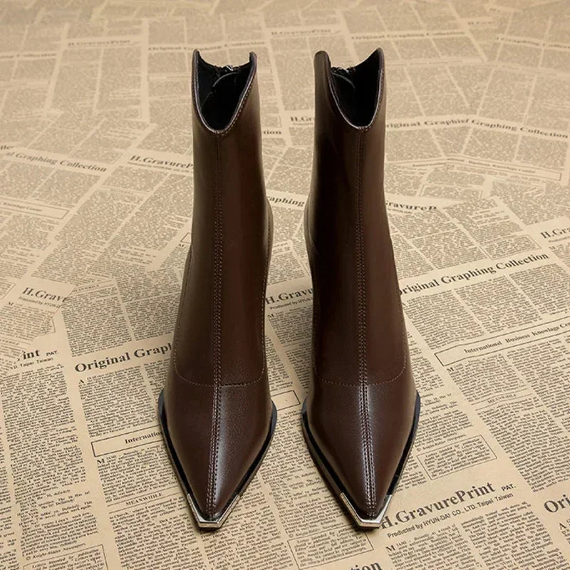 Fashionable women's black ankle boots, ideal for spring, featuring a sleek pointed toe.
