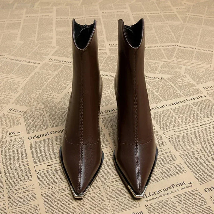 Fashionable women's black ankle boots, ideal for spring, featuring a sleek pointed toe.