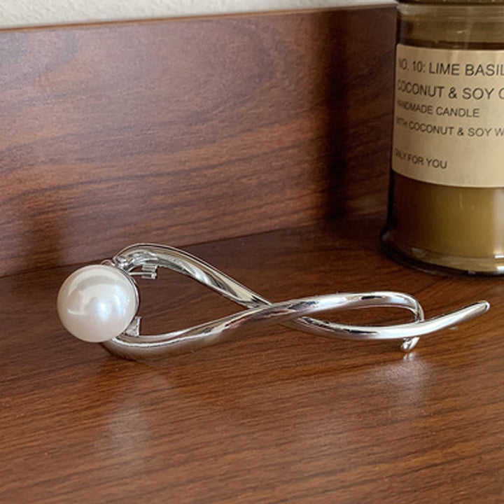 Set of elegant pearl hair clips, diverse styles for women's hair, a beautiful and practical accessory.