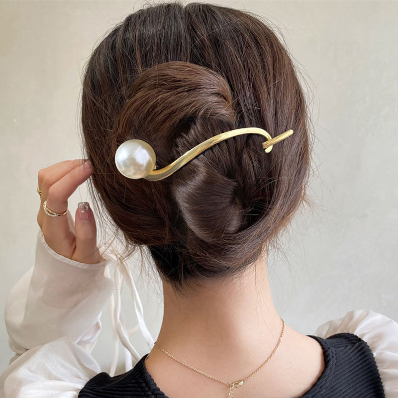 Close-up of a bridal pearl hair clip, featuring intricate design for elegant hairstyles and wedding hair.
