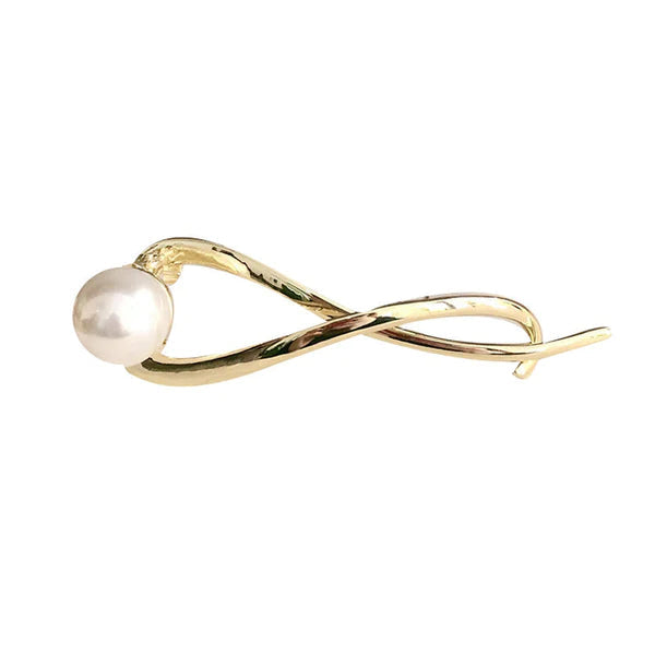 Delicate pearl hair clip, enhancing elegance for women's hair, a timeless and cherished hair accessory.