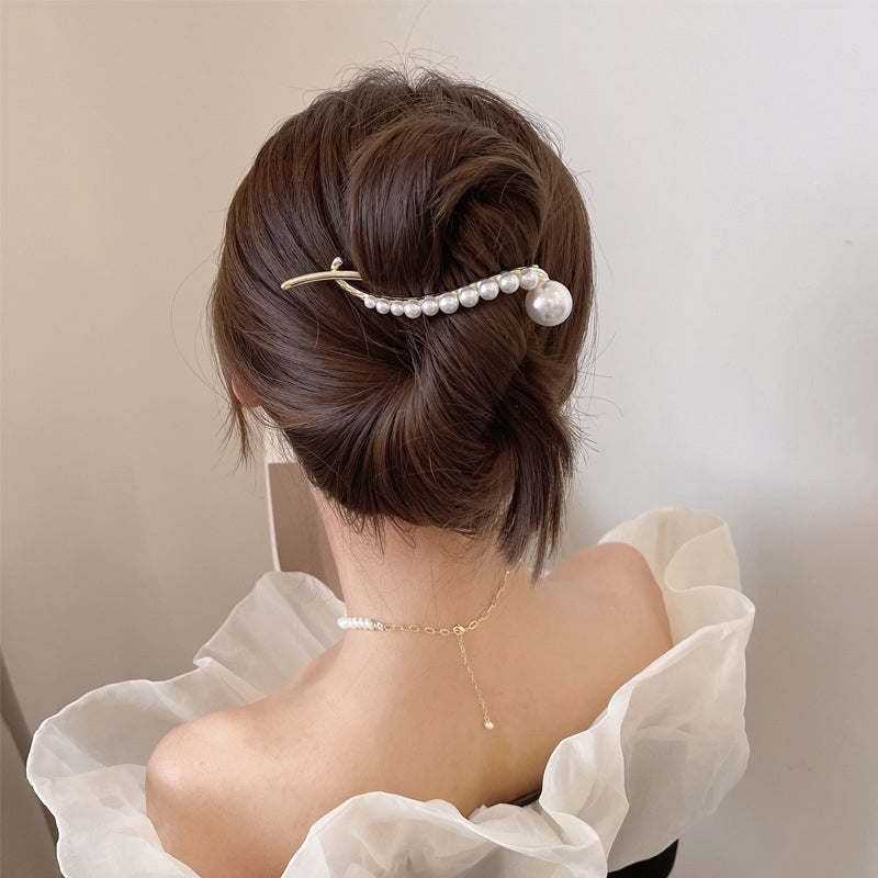 Classic pearl hair clip, an elegant accessory for women, perfect for adding a touch of sophistication.