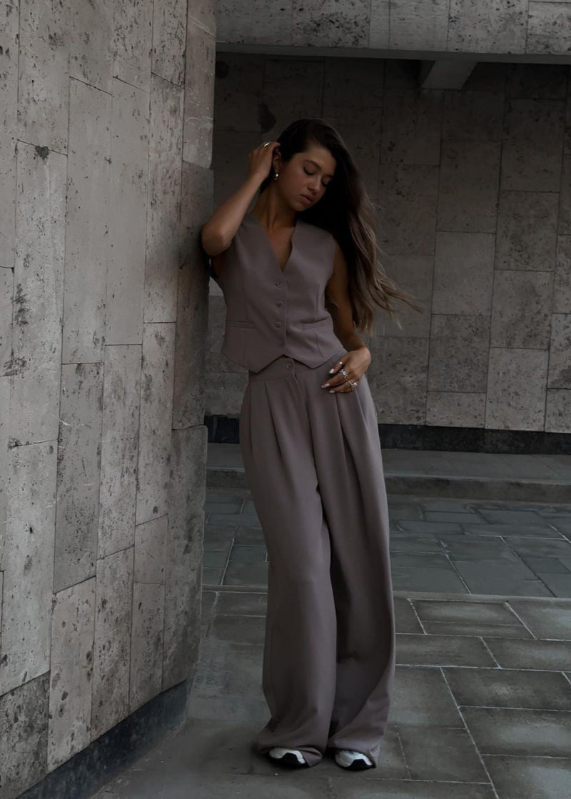 Lightweight women's sleeveless blazer & pants set, perfect elegant summer style. Professional business casual.