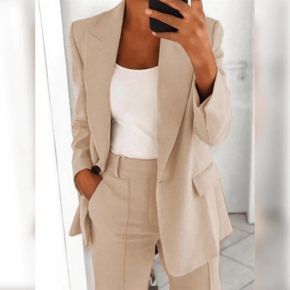 Coordinated women's fashion 2-piece suit. A chic & professional outfit for modern women.