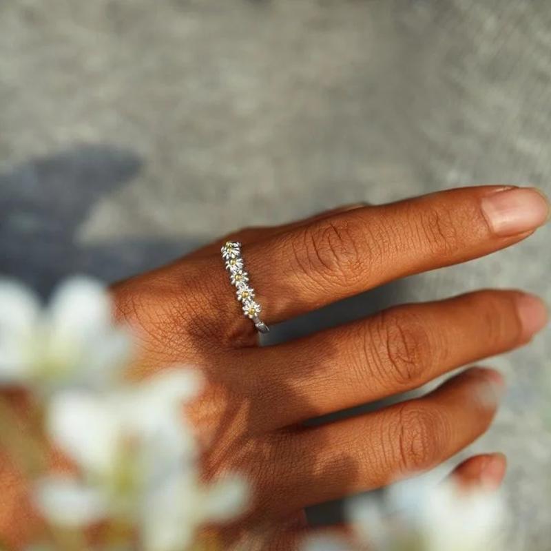 Close-up of an adjustable daisy ring, exquisite flower jewelry for women's gift.