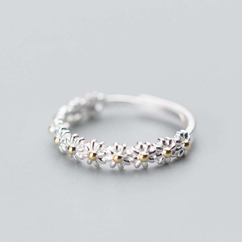 Detailed image of a women's adjustable daisy ring, a lovely flower jewelry gift for anniversary.