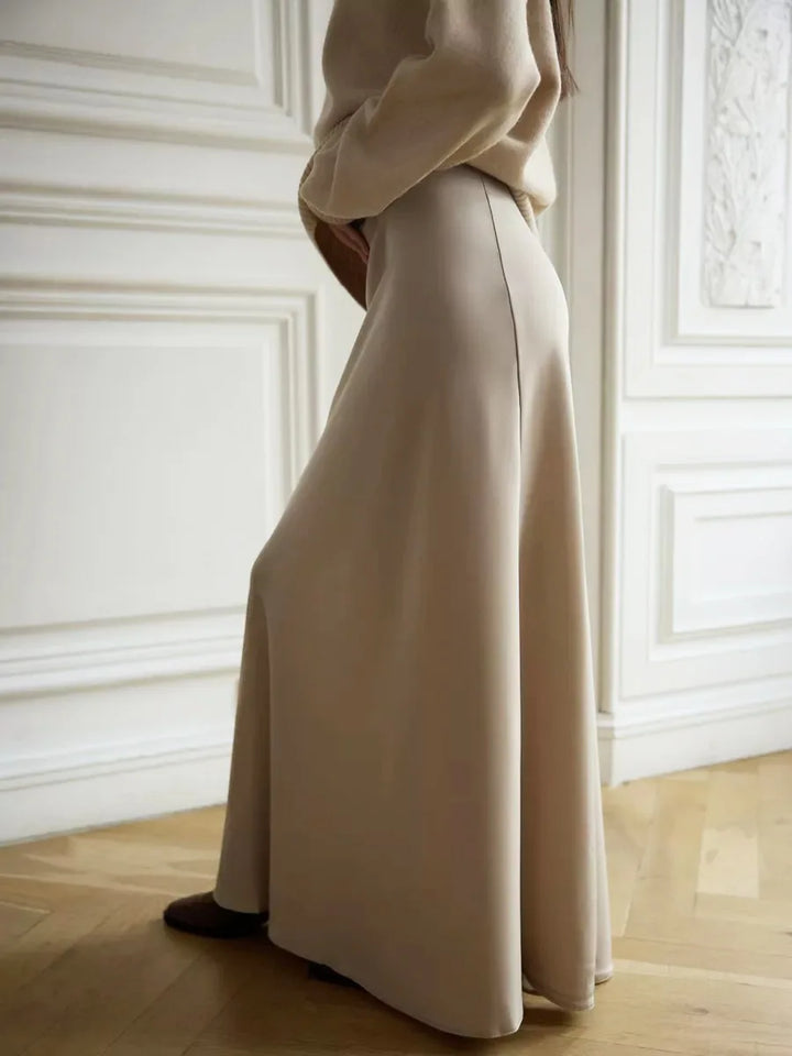 Elegant high-waist fishtail evening skirt, flowing fabric for a formal look.
