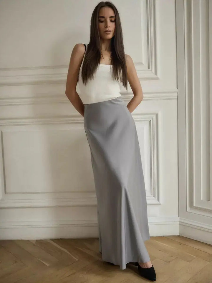 Elegant black high-waist fishtail skirt, designed for sophisticated evening events.
