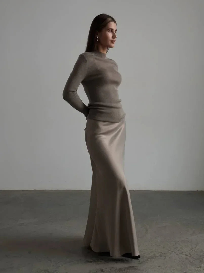 Chic women's high-waist fishtail skirt, perfect for a sophisticated formal gathering.