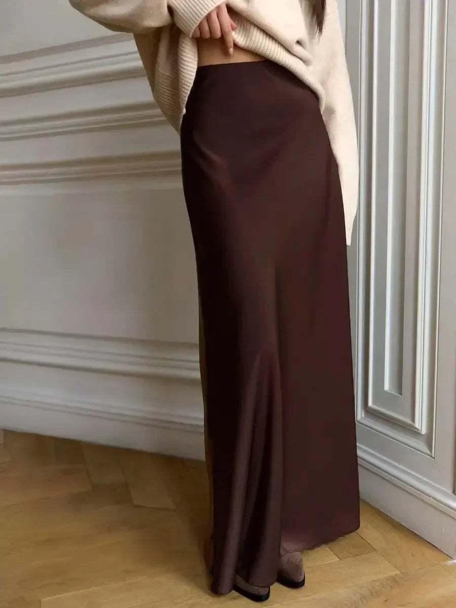 Chic party skirt, high-waisted and full-length, featuring a stylish fishtail hem.
