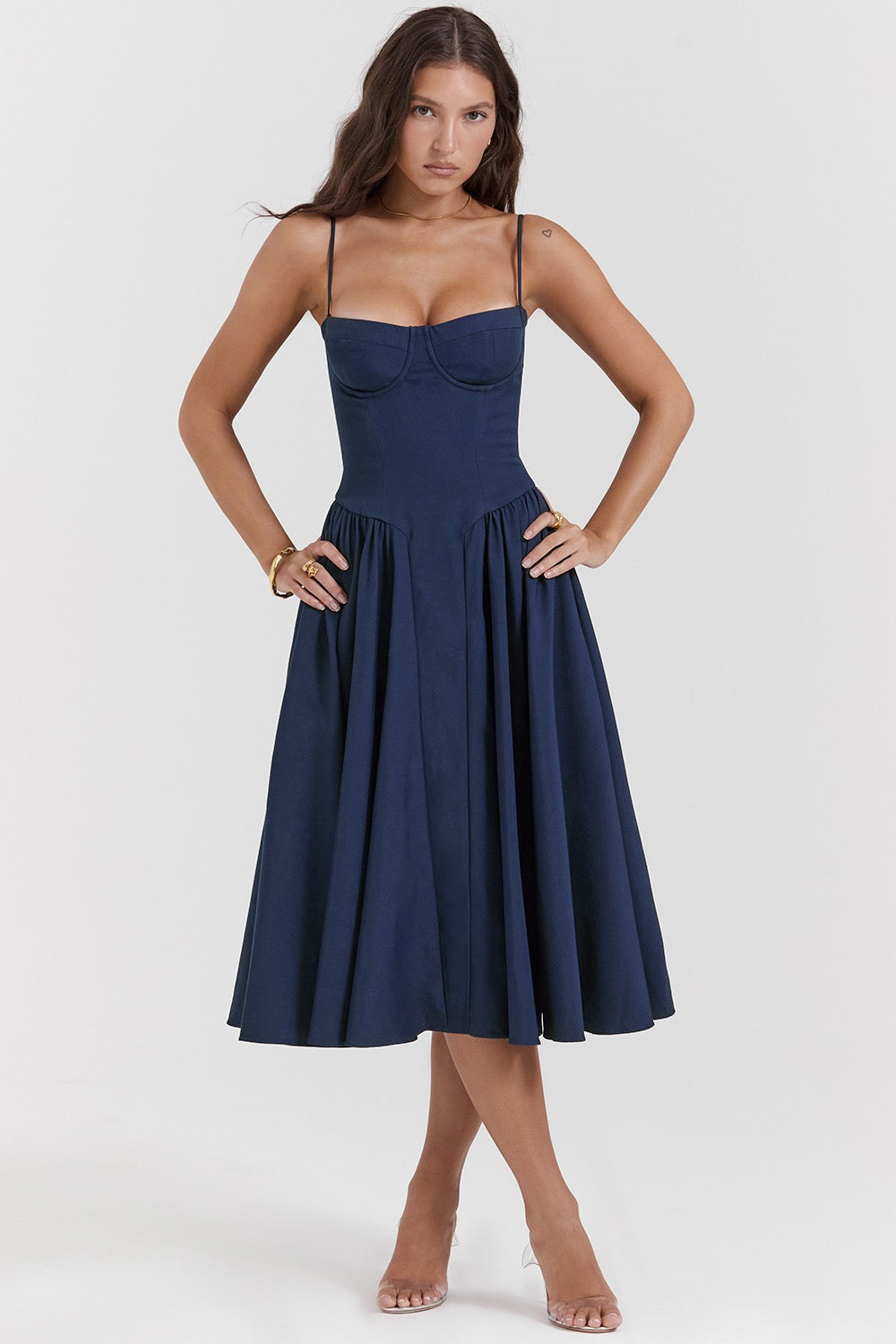 Chic women's wedding guest dress with sweetheart neckline & corset bodice. Elegant A-line midi for summer parties.