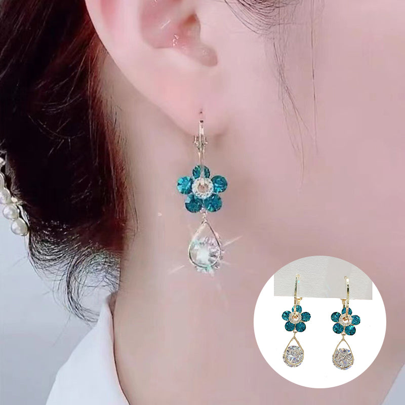 Sparkling flower-shaped crystal earrings, a must-have women's fashion accessory