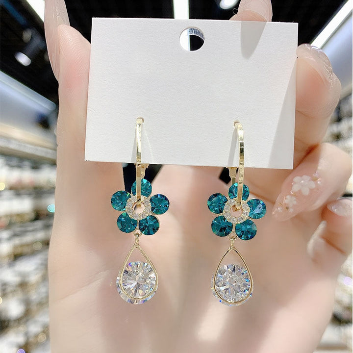 Delicate crystal flower earrings, a versatile accessory for both casual and formal women's wear
