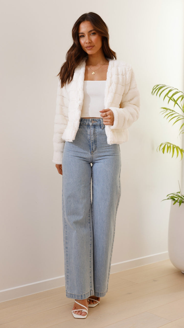 Stylish women's cropped jacket made from luxurious faux fur, ideal for evening wear.