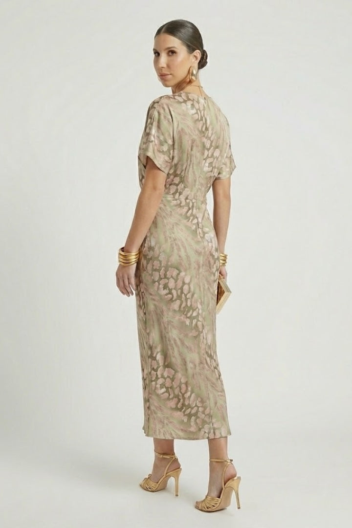 Chic women's floral print midi dress with an elegant pleated hem and short sleeves, great for spring & summer occasions.