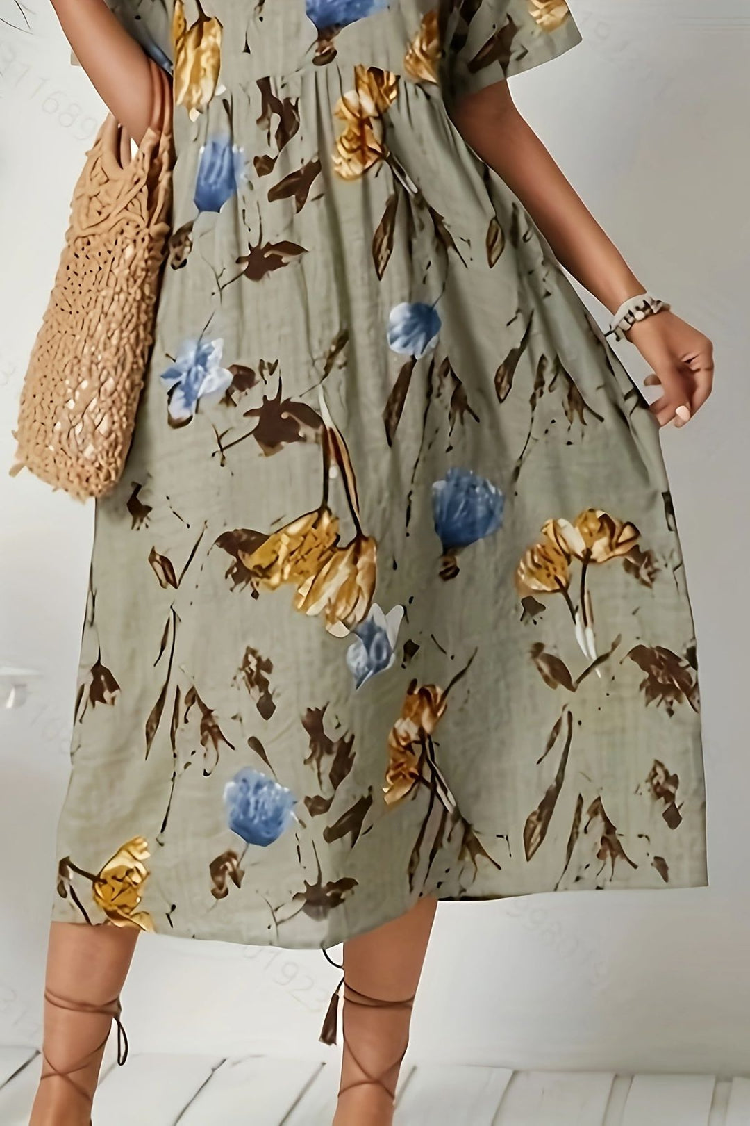 Beautiful women's floral midi dress with an elegant print, ideal as a comfortable summer or occasion dress.