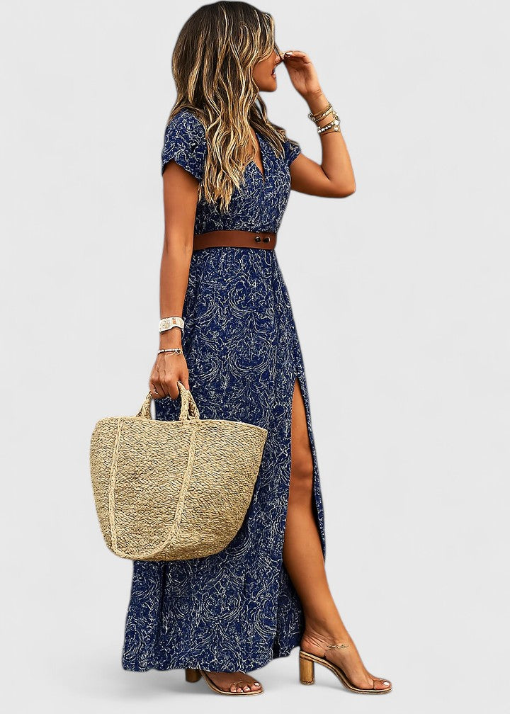 Elegant women's flowy maxi dress, perfect for summer. Long, comfortable style with a flattering fit.