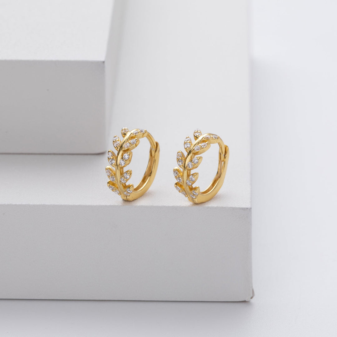 Elegant women's gold hoop earrings, perfect for daily wear or as a stylish fashion accessory. Timeless jewelry gift for her.