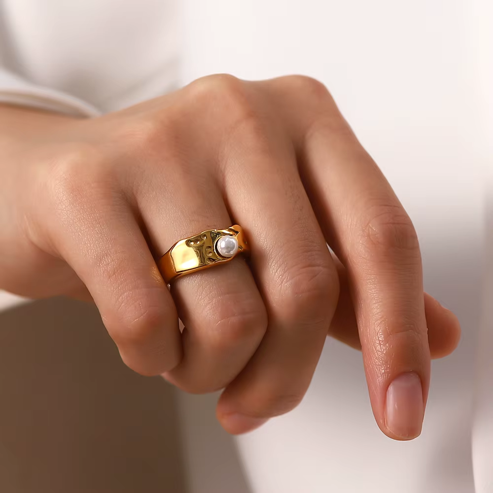Elegant women's gold pearl ring, a timeless fashion accessory perfect for any occasion.