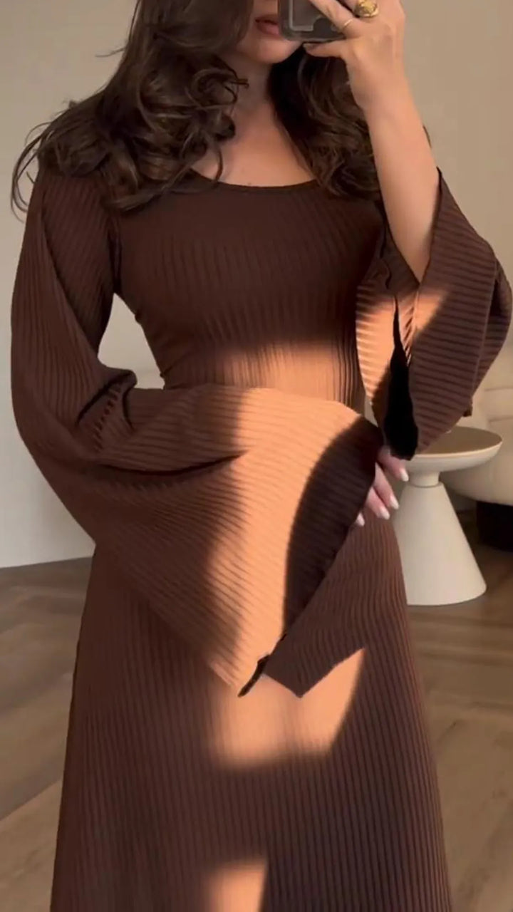 Chic women's bodycon maxi dress, long sleeve with elegant lace-up detail, perfect for formal parties.