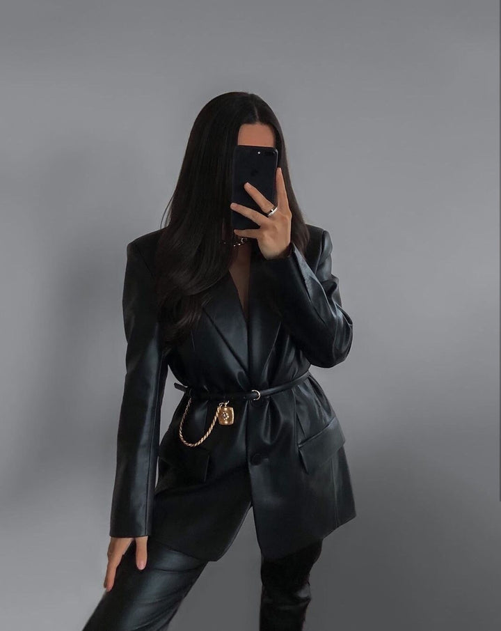 Elegant women's long tailored blazer jacket, perfect for business wear or chic smart casual outfits. Modern feminine style.