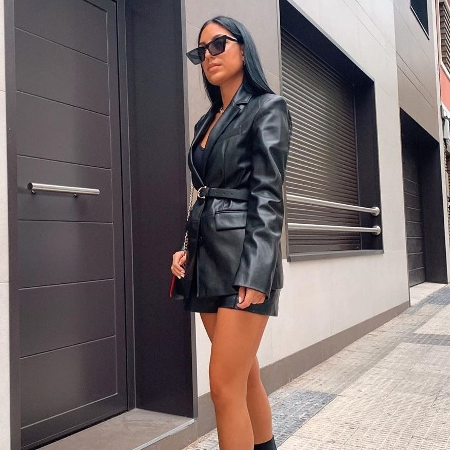 Chic women's long tailored blazer jacket in an elegant fit. Versatile outerwear for a modern feminine style.