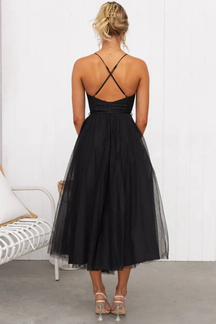 Sophisticated women's wedding guest dress: A corset-style midi with a romantic sweetheart neckline and elegant tulle.