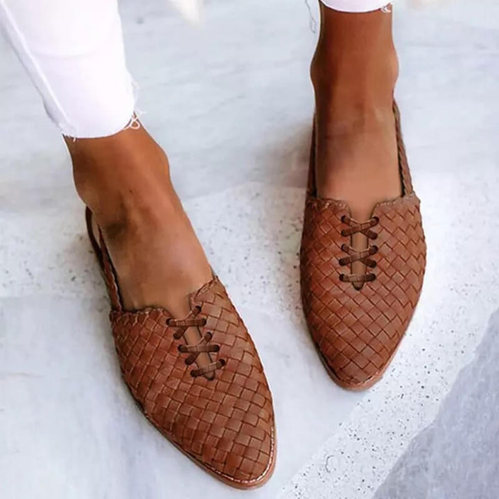 Versatile women's flat loafers with pointed toe and lace-up. Comfortable, elegant slip-on shoes for everyday wear.