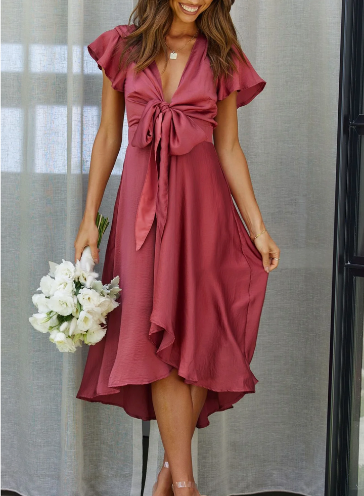 Flowy short-sleeve summer dress for women, lightweight and comfortable, ideal for beach days or garden parties.