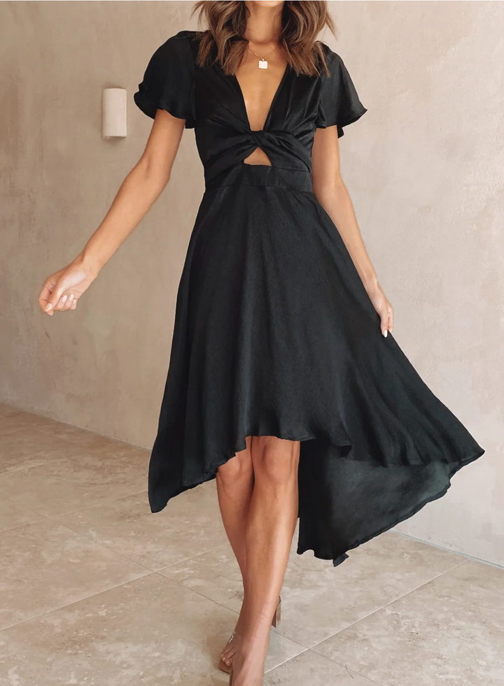 Feminine short-sleeve summer dress, elegant and lightweight, offering a comfortable, flowy fit for women.