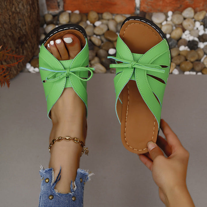 Pretty women's bowknot flat sandals, essential for a relaxed summer look