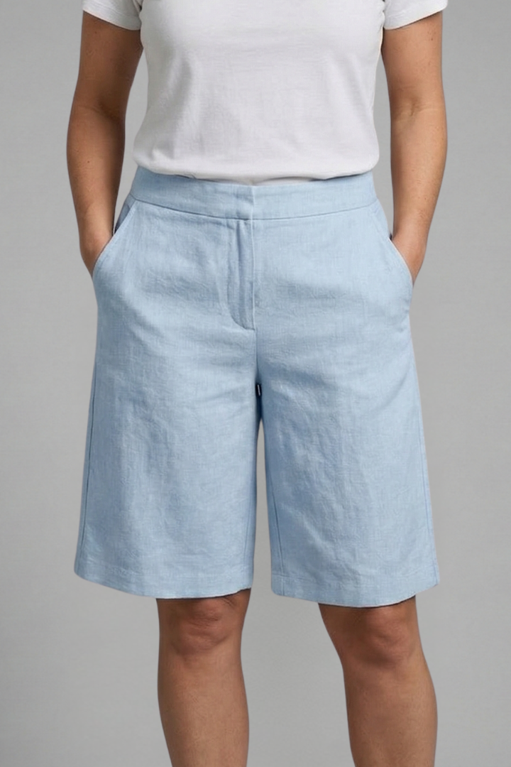 Comfortable women's tailored knee-length shorts with a flat front, perfect for elegant summer versatility.