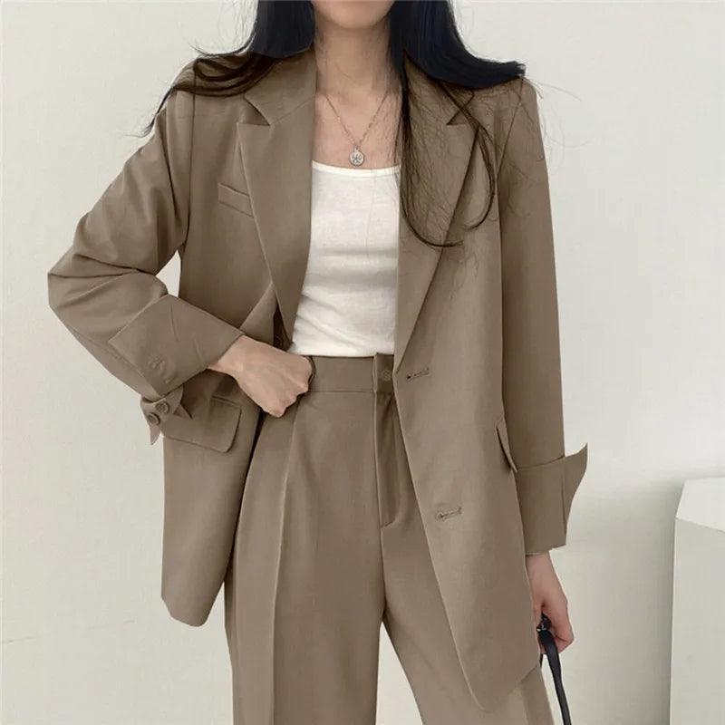Impeccable women's tailored suit set, comprising a long blazer and comfortable trousers