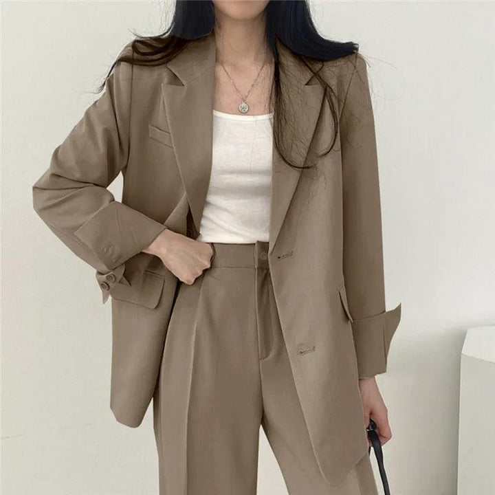 Impeccable women's tailored suit set, comprising a long blazer and comfortable trousers